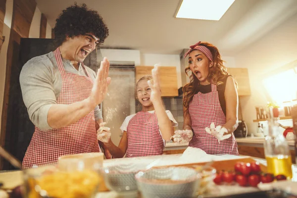 Familia Joven Con Hija Cocinando Pizza Cocina Casa — Foto de Stock