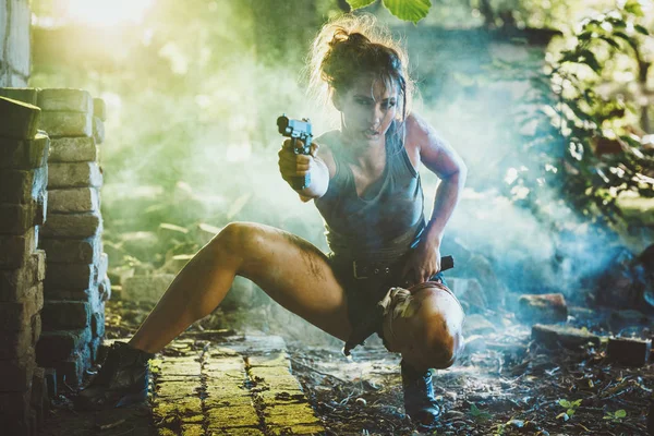 Молодая Женщина Спецназа Держит Оружие Готовится Атаке Заброшенных Руинах — стоковое фото