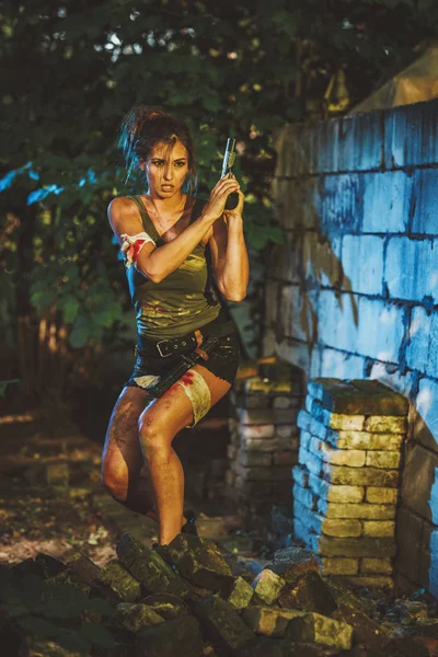 Молодая Женщина Спецназа Держит Оружие Готовится Атаке Заброшенных Руинах — стоковое фото