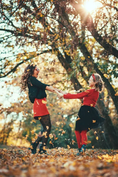 Mladé Stylové Matka Dcerou Chůzi Teplém Podzimním Lese Při Západu — Stock fotografie