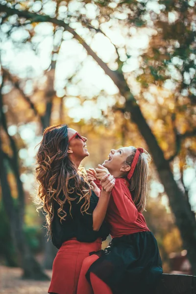 Junge Stilvolle Mutter Mit Tochter Spaziert Warmen Herbstwald Bei Sonnenuntergang — Stockfoto