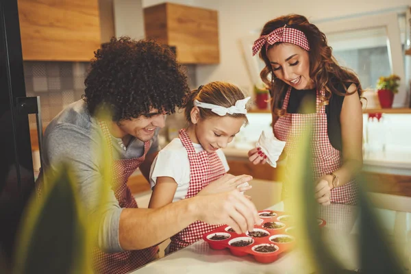 Jonge Ouders Met Dochter Deeg Voorbereiden Muffins Keuken — Stockfoto