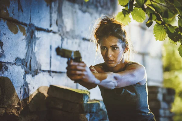 Fuerzas Especiales Femeninas Jóvenes Sosteniendo Arma Preparándose Para Ataque Ruinas —  Fotos de Stock