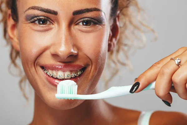 Jeune Femme Souriante Avec Brosse Dents Montrant Des Dents Blanches — Photo