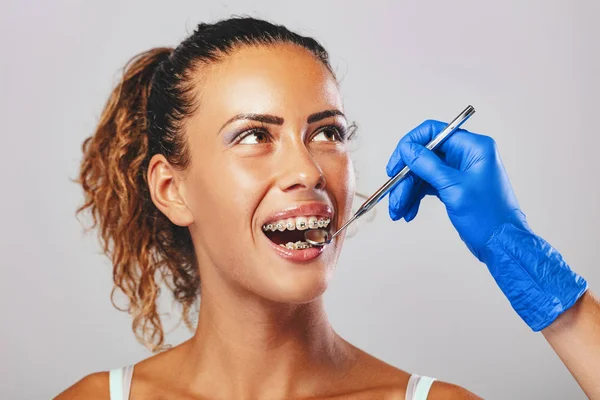 歯科医のメスの患者にデンタル ミラー付き装具のチェックの表示を閉じる — ストック写真