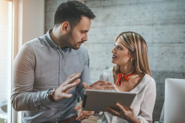 Projeyi analiz eden ve görevde çalışan genç iş arkadaşları