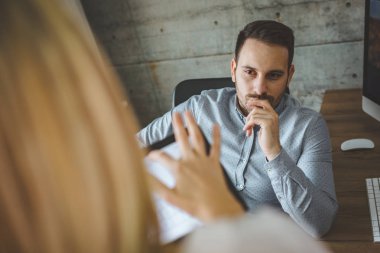 Projeyi analiz eden ve görevde çalışan genç iş arkadaşları