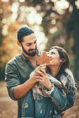 Sonbahar güneşli Park'ta yürüyordunuz genç çift