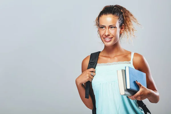 Lachende Vrouw Met Boeken Poseren Lichte Achtergrond — Stockfoto