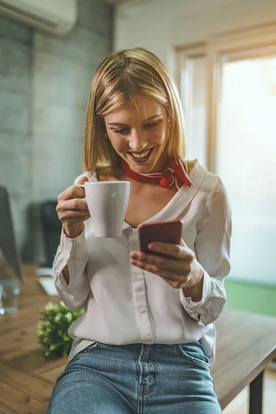 Young Successful Female Entrepreneur Using Smartphone Office — Stock Photo, Image