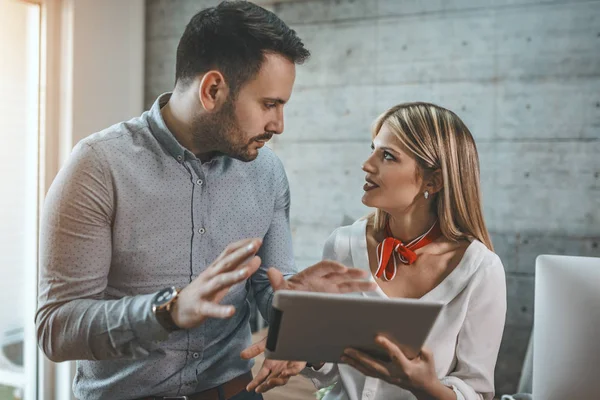 Projeyi analiz eden ve görevde çalışan genç iş arkadaşları