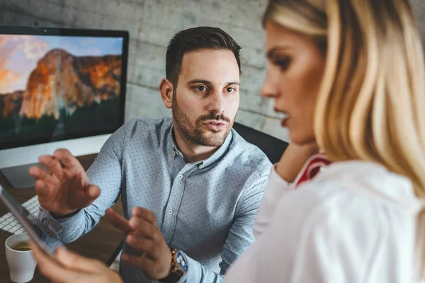 Young Business Collega Analyseren Van Project Werken Office — Stockfoto