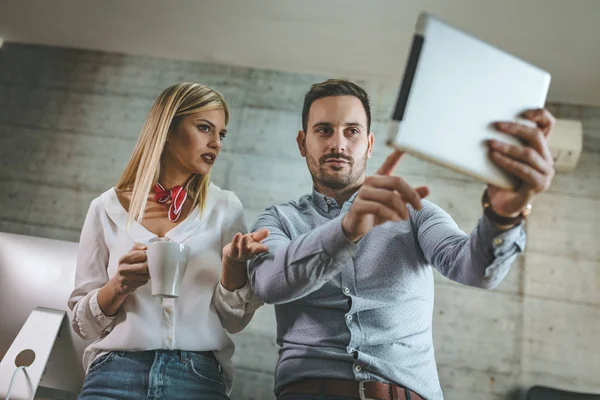 Giovani Colleghi Affari Che Analizzano Progetto Lavorano Ufficio — Foto Stock