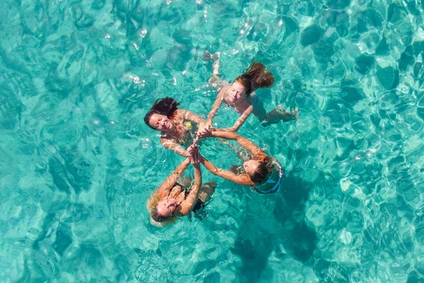 ビーチで楽しんでいる4人の女性の友人 — ストック写真