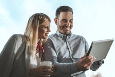 Kahve molası verdikten ve dijital tablet kullanarak iş arkadaşları