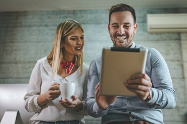 Dijital tablet üzerinde çalışan ve proje ofisi söz genç başarılı tasarımcılar.