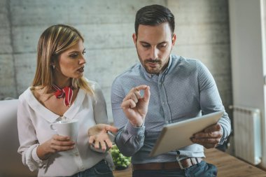 Dijital tablet üzerinde çalışan ve proje ofisi söz genç başarılı tasarımcılar.