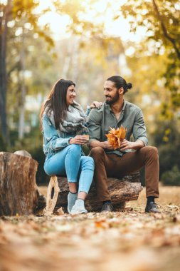 gülümseyen çift zaman mutlu sonbahar parkta harcama