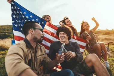 Grup Genç arkadaşlar piknik tabiat manzarası içinde iyi vakit harcama 