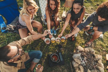 Grup Genç arkadaşlar piknik tabiat manzarası içinde iyi vakit harcama 