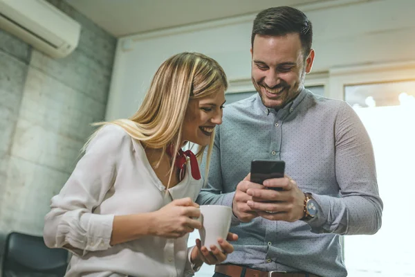 Lächelnde Jungunternehmer Bei Kaffeepause Und Smartphone Nutzung Büro — Stockfoto