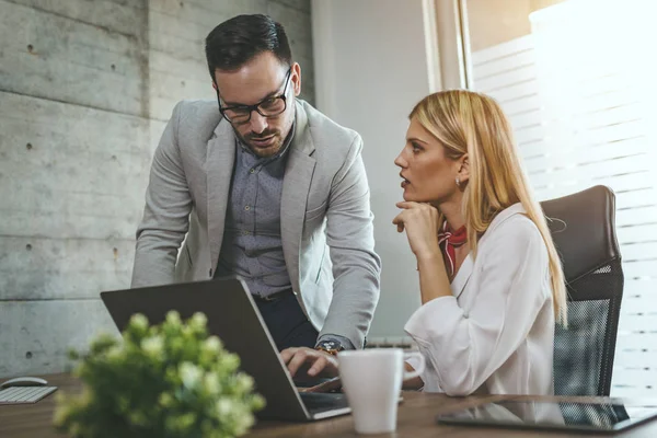 Jonge Collega Project Analyseren Bezig Met Laptop Kantoor — Stockfoto