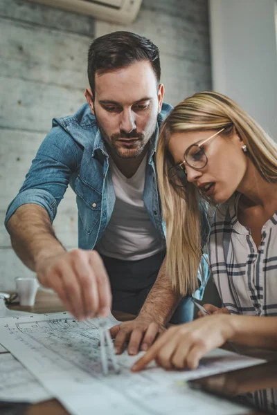 Jóvenes Colegas Arquitectos Hablan Analizan Planos Mientras Trabajan Nuevo Proyecto — Foto de Stock