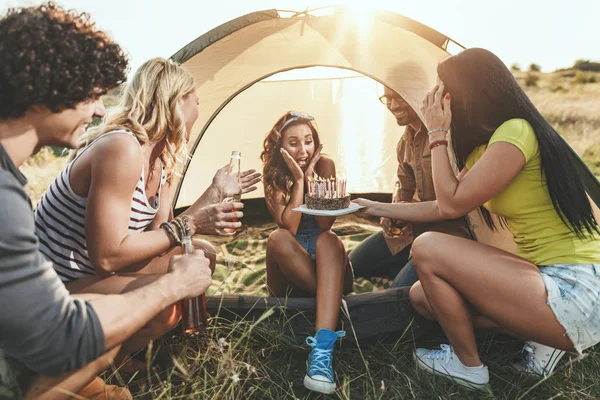 Junge Leute Feiern Geburtstag Mit Geburtstag Auf Der Sommerwiese — Stockfoto