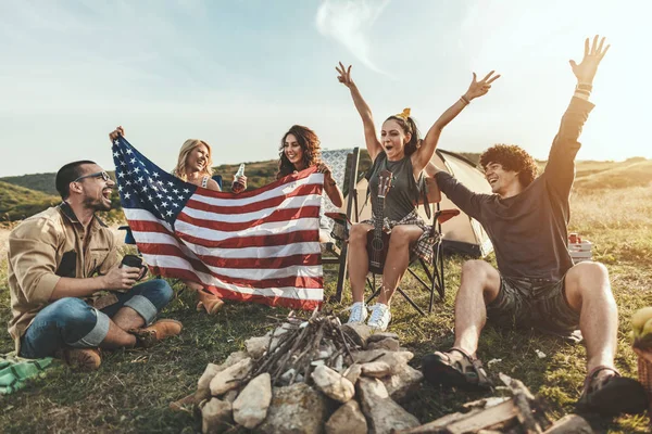 Grupo Jóvenes Amigos Pasando Buen Rato Picnic Paisaje Salvaje — Foto de Stock