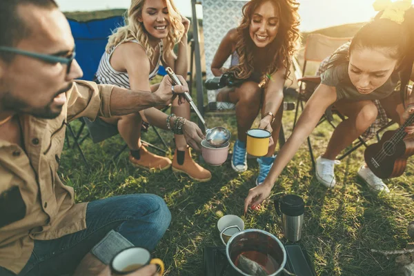 Joyeux Jeunes Amis Profitant Une Journée Ensoleillée Montagne — Photo