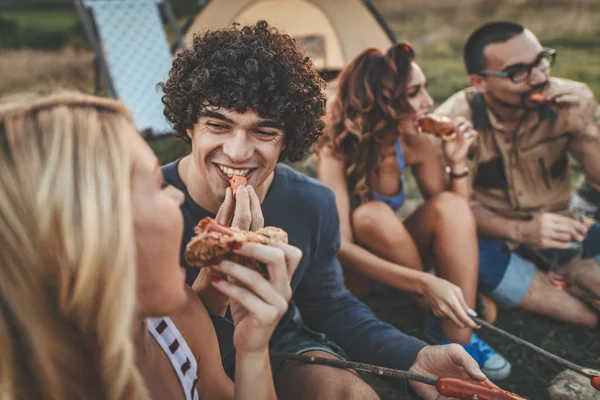 Heureux Jeunes Amis Griller Des Saucisses Manger Rire Sur Pique — Photo