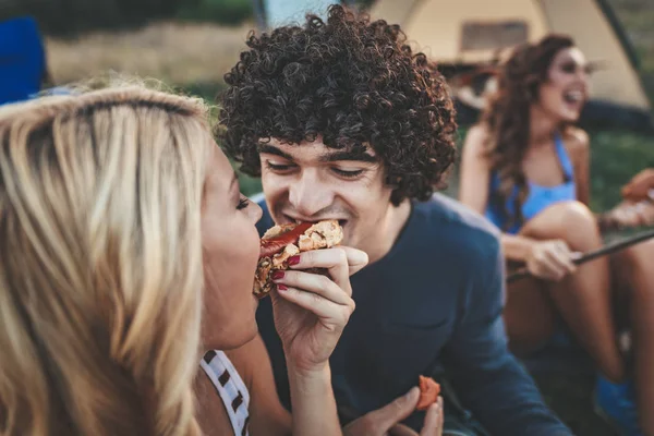 Joyeux Jeune Couple Mangeant Des Saucisses Riant Sur Pique Nique — Photo