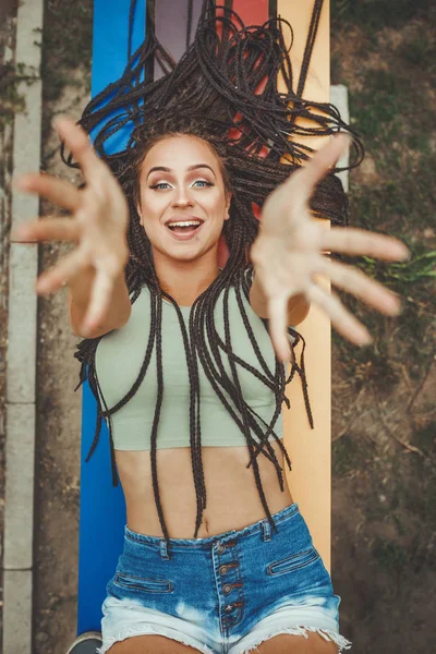 Vista Superior Joven Mujer Sonriente Con Pelo Trenzado Afro Banco —  Fotos de Stock