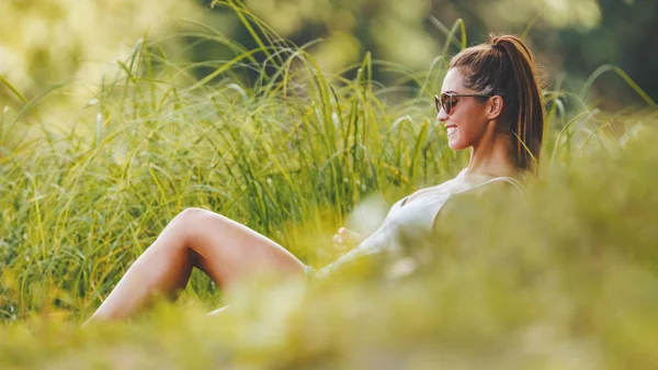 Молодая Женщина Лежит Зеленой Траве — стоковое фото