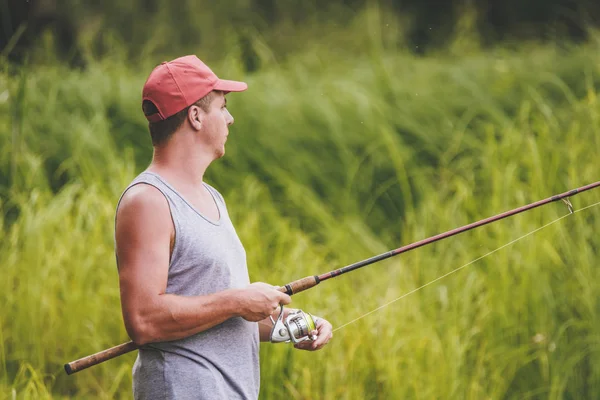 Jonge Man Vissen Zoetwatermeer — Stockfoto