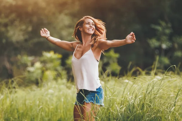 Young Woman Having Fun Green Field — Stock Photo, Image