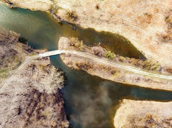 Letecký Pohled Les Malý Dřevěný Most Přes Řeku — Stock fotografie