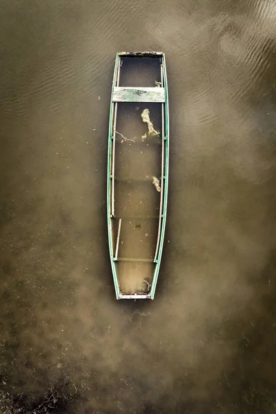 Blick Von Oben Auf Kaputtes Holzboot Das Flusswasser Versinkt — Stockfoto