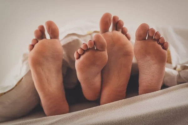 Los Pies Una Pareja Heterosexual Bajo Las Sábanas Cama — Foto de Stock