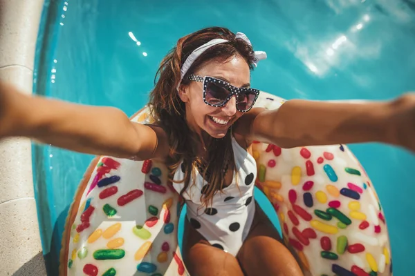 Frumoasa Femeie Tânără Piscină Înoată Gogoașă Gonflabilă Distrează Făcând Selfie — Fotografie, imagine de stoc