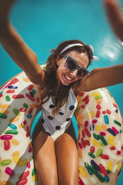 Красивая Молодая Женщина Бассейне Плавает Надувном Кольце Пончик Весело Делает — стоковое фото