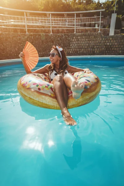 Красива Молода Жінка Басейні Плаває Надувному Кільцевому Пончику Веселиться Відпустці — стокове фото