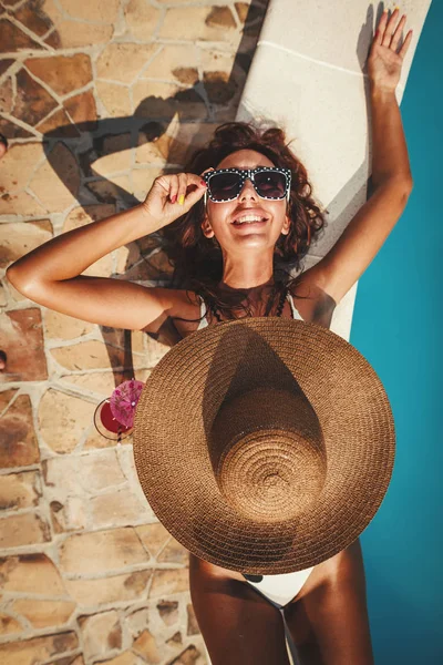 Top View Beautiful Young Woman Enjoying Swimming Pool Glass Cocktail — Stock Photo, Image