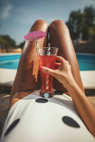 Gambe Giovane Donna Con Bicchiere Cocktail Lei Sta Prendendo Sole — Foto Stock