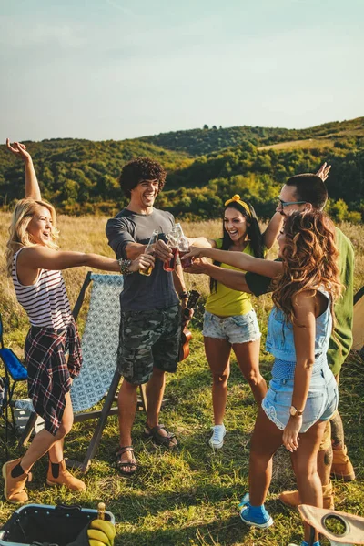 Jóvenes Amigos Felices Disfrutan Día Soleado Naturaleza Están Tintineando Botellas — Foto de Stock