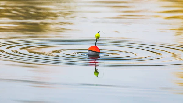 Flutuador Pesca Flutua Água Lago Fazendo Círculos Wate — Fotografia de Stock