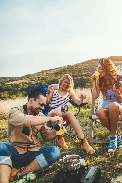 Happy Young Friends Enjoy Sunny Day Nature Cooking Tea Laughing — Stock Photo, Image