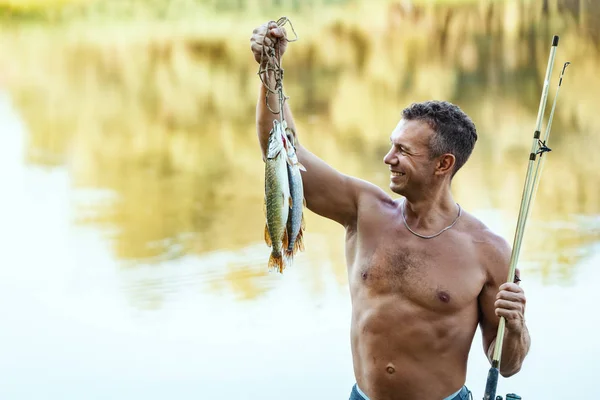 Giovane Pescatore Soddisfatto Sta Tenendo Pesci Catturati Gancio Guardandoli — Foto Stock