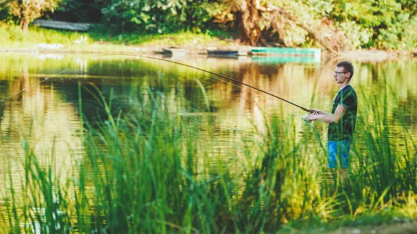Joven Está Pescando Desde Una Costa Lago Agua Dulce Bordeado — Foto de Stock