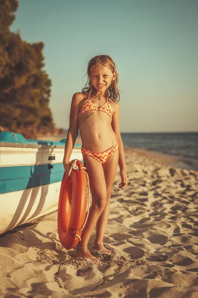 Carina Bambina Rilassante Sulla Spiaggia Lei Piedi Accanto Alla Barca — Foto Stock